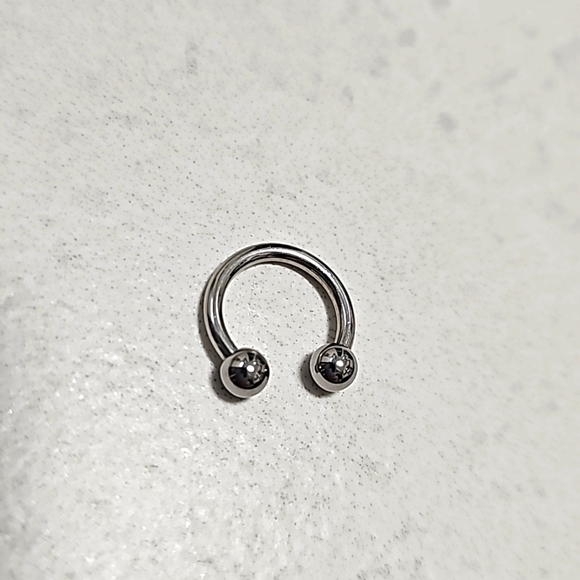 3 nose rings, 2 snap into place and 1 U-shaped ring - Picture 4 of 4